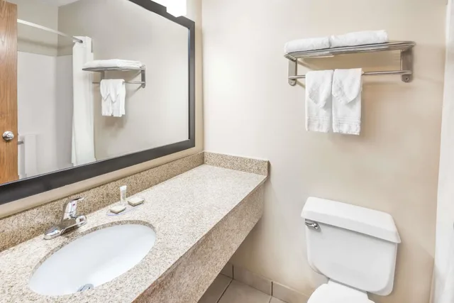 غرفة قياسية بسرير كوين، Super 8 by Wyndham Bloomington University Area 4/4