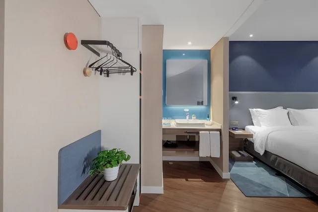 Suite, King Bed, Living Area, Top Floor, Holiday Inn Express Shanghai Chongming 4/9
