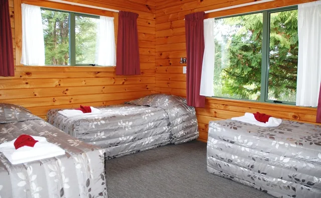 شاليه بسرير كوين وسريرين فرديين بغرفتي نوم، The Chalets Motel 4/6