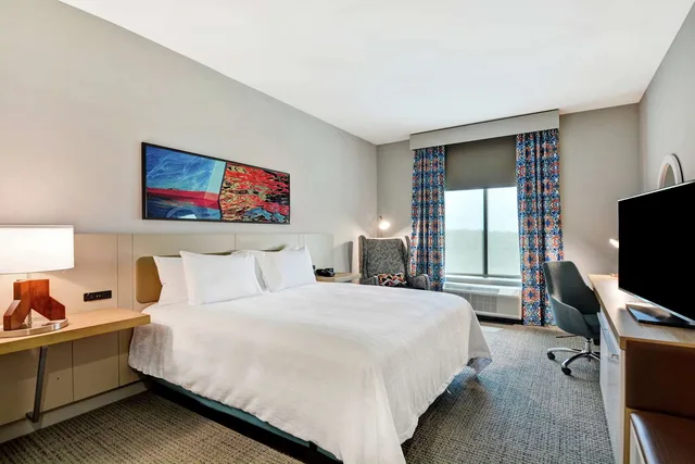 غرفة بسرير كينج بإطلالة على البحر، Hilton Garden Inn Biloxi 1/4