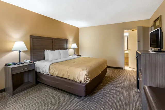 جناح بسرير كينج، Quality Inn And Suites Hanes Mall 1/2