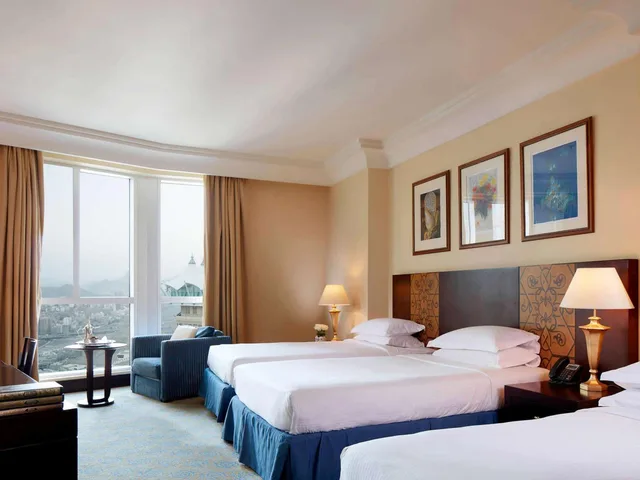 غرفة كلاسيكية ثلاثية بثلاثة أسرّة بإطلالة على المدينة، زمزم بولمان مكة(Pullman ZamZam Makkah) 2/8