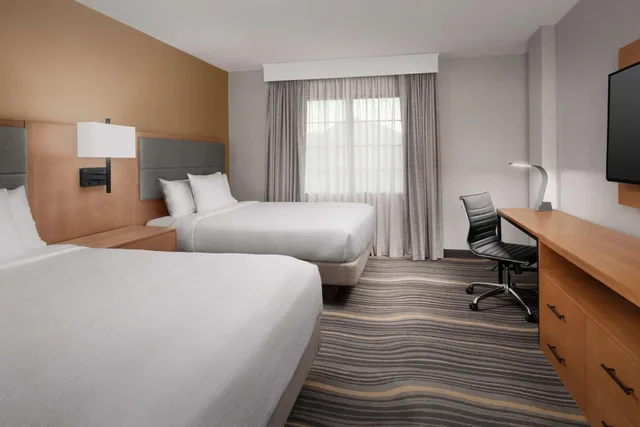 جناح بسريرين كوين مع أريكة، Embassy Suites La Quinta & Spa 1/2