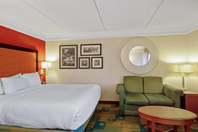 Superior, Executive, King Bed, La Quinta Inn Suites Winston Salem 1/9