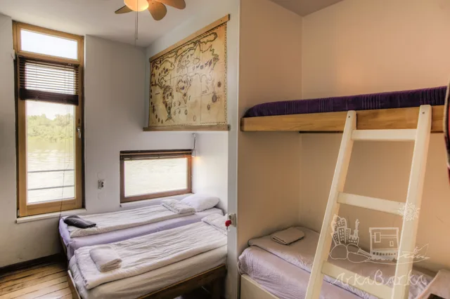 غرفة عائلية رباعية بسرير مزدوج وسريرين منفصلين، Arkabarka Floating Hostel And Apartments 2/4