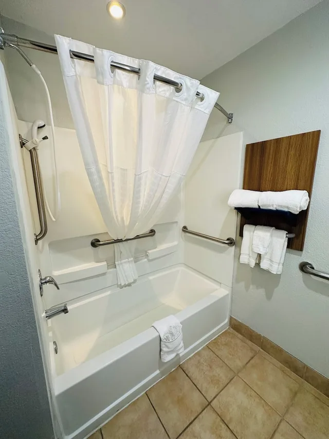 غرفة بسريرين كوين لذوي الإعاقة، Microtel Inn & Suites by Wyndham Houma 5/6