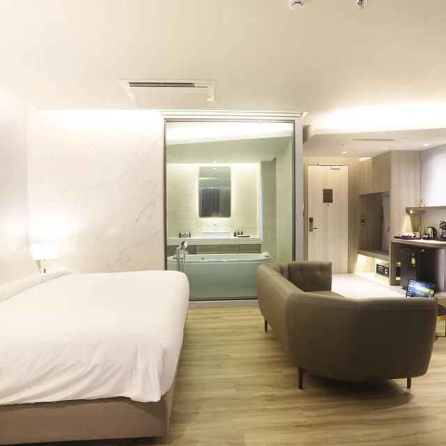جناح بسرير كينج بإطلالة على المسبح، The Signature Hotel Airport 2/10