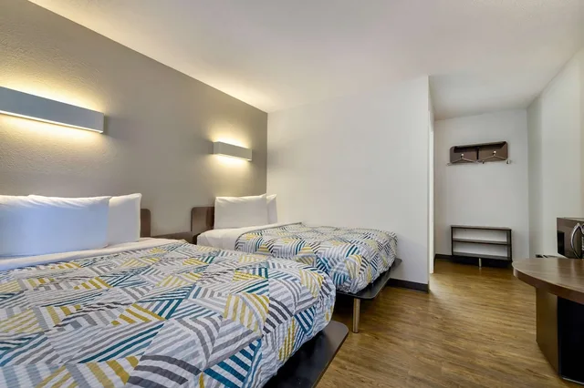 غرفة قياسية بسريرين مزدوجين لذوي الإعاقة، Motel6 Oshkosh, WI 3/10