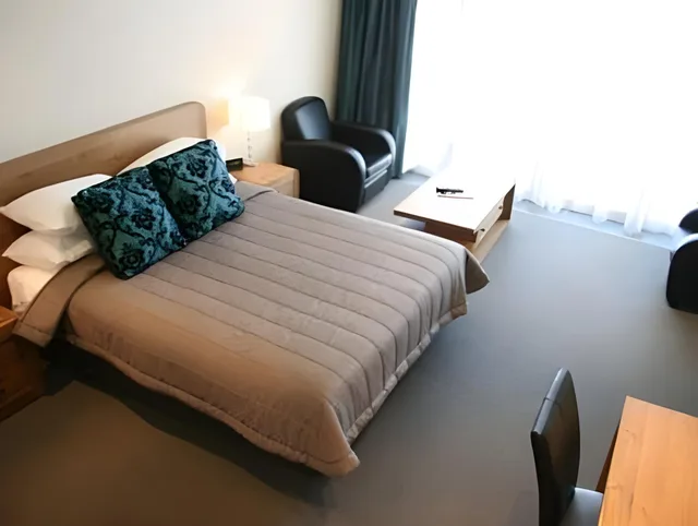 Executive, Suite, The Nautilus Napier 1/1