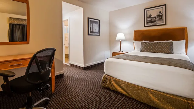 غرفة قياسية بسرير كينج بشرفة، Best Western Pine Tree Motel 4/10