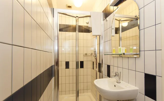 غرفة عائلية، Regency House 3/3