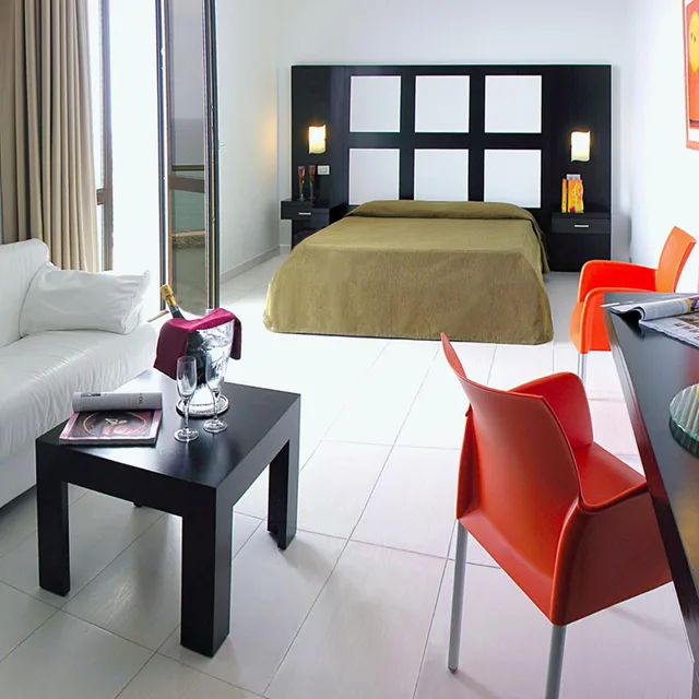 جناح جونيور، Hotel Admeto 1/1