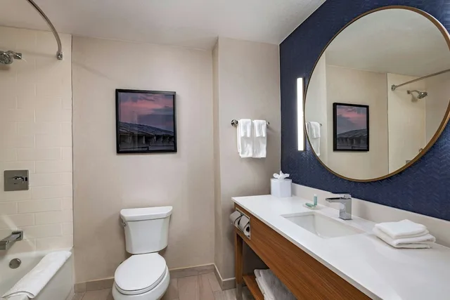 غرفة بسرير كينج مع أريكة لذوي الإعاقة، Chandler Hospitality Inn (Holiday Inn Express and Suites Phoenix/Chandler) 2/2