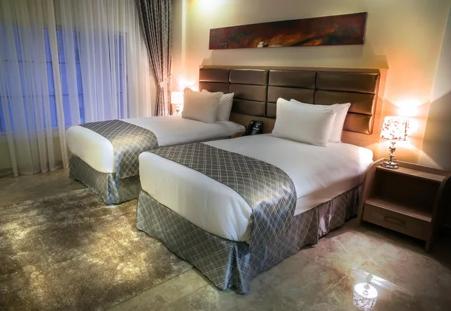 غرفة قياسية بسريرين منفصلين، Adams Hotel 2/4