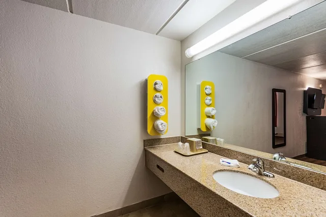 غرفة قياسية بسريرين كوين، Motel6 Cleveland, TX 6/10