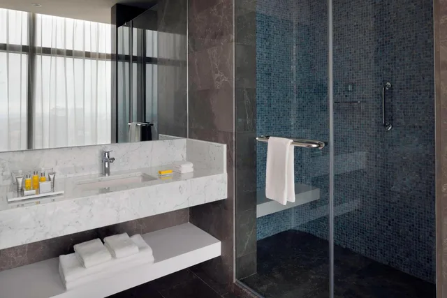 غرفة تنفيذية بسرير كينج بإطلالة على البحر مع دخول الصالة، Istanbul Marriott Hotel Sisli 4/10