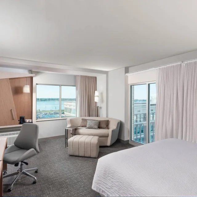 غرفة بسرير كينج مع أريكة بحوض استحمام لذوي الإعاقة، Courtyard By Marriott Baton Rouge Downtown 1/4