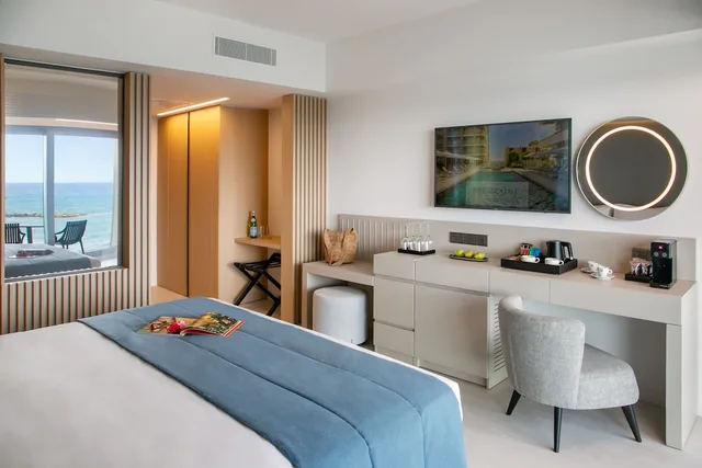 غرفة سوبيريور بسرير مزدوج بإطلالة على البحر بشرفة، Mercure Larnaca Beach Resort 3/4