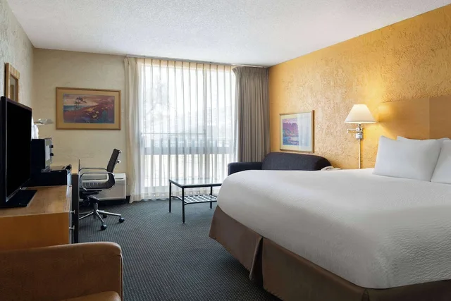 غرفة بسرير كينج، Ramada by Wyndham Tucson 1/5