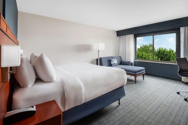 جناح بسرير كينج مع أريكة، Courtyard Manchester Boston Regional Airport 3/7