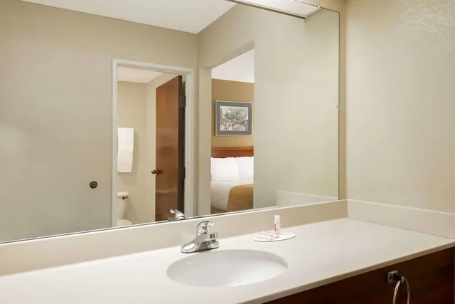 غرفة قياسية بسرير كينج، Days Inn by Wyndham Norton 3/4