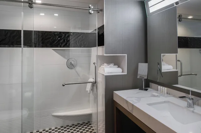 غرفة بسرير كينج بإطلالة على البحر مع أريكة لذوي الإعاقة، Courtyard By Marriott Temecula Murrieta 4/5