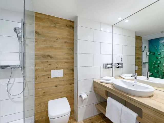 غرفة عصرية عائلية بسرير مزدوج وسريرين منفصلين مع أريكة، Ibis Styles Aschaffenburg 6/9