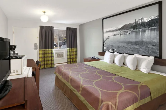 غرفة قياسية بسرير كينج، Super 8 by Wyndham Kamloops East 1/5