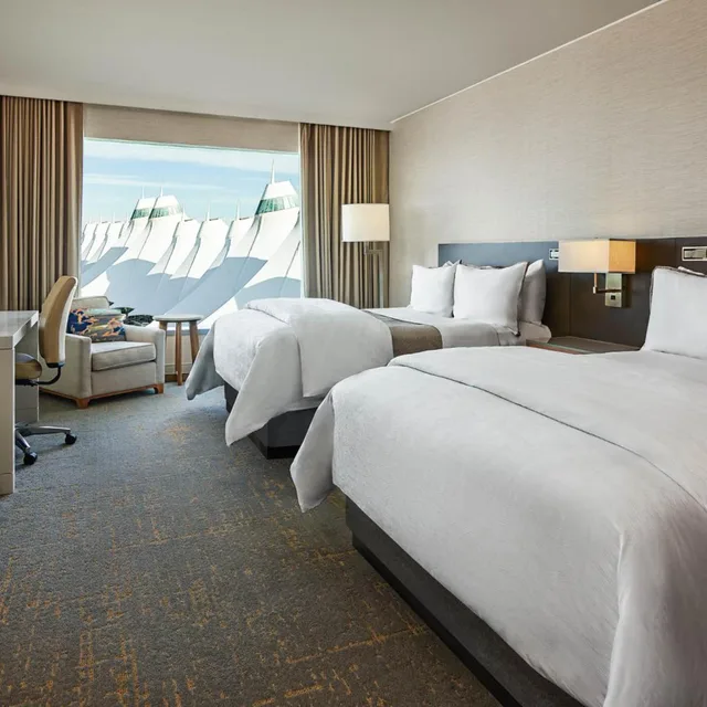 غرفة ديلوكس بسريرين كوين بحوض استحمام لذوي الإعاقة، The Westin Denver International Airport 2/4