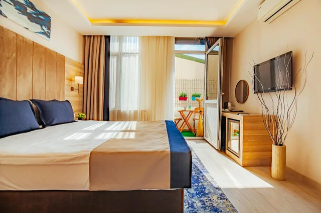 غرفة بسرير كينج بشرفة، Comfort Beige Hotel 1/9