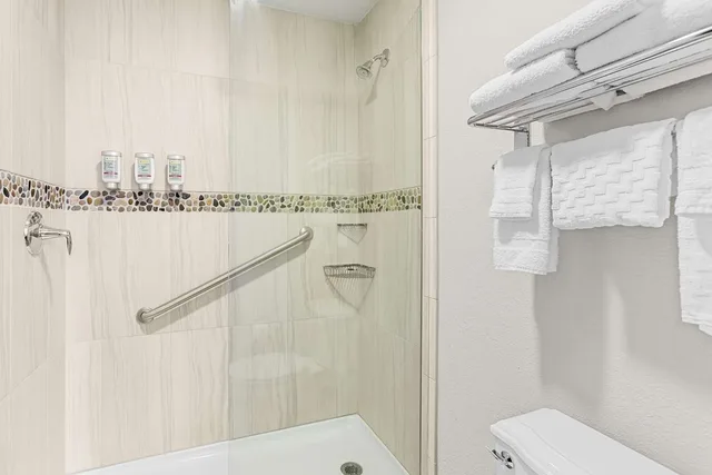 غرفة بسرير كينج، Best Western Of Harbor Springs 3/3