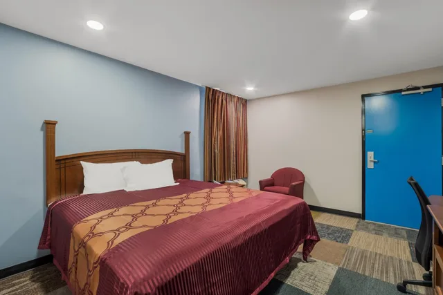 غرفة بسرير كينج بحوض استحمام، Rodeway Inn Augusta West - Fort Gordon 3/7