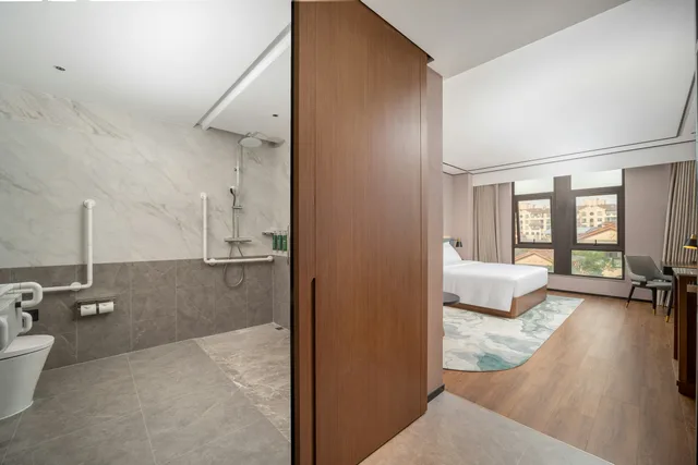 Room, King Bed, Accessible, Hilton Garden Inn Shanghai Changxing Island 2/3