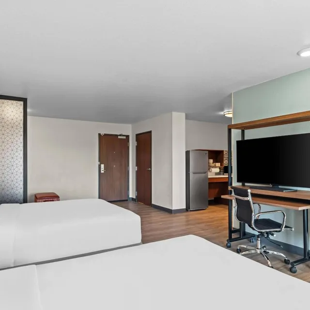 غرفة رباعية بسريرين كوين بحوض استحمام لذوي الإعاقة، Everhome Suites Waco 2/4