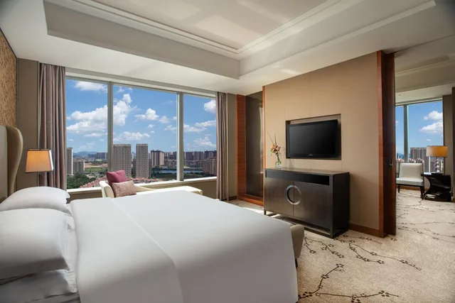 1 Bedroom, Suite, King Bed, Lounge Access, Crowne Plaza Huizhou 1/6