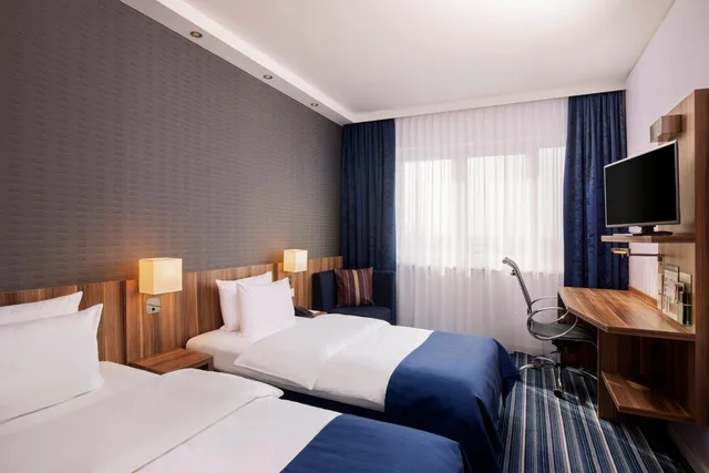 غرفة بسرير مزدوج بإطلالة على الفناء، HOLIDAY INN EXPRESS BREMEN AIRPORT 3/10
