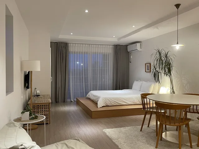 غرفة ديلوكس بسرير كوين بإطلالة جزئية على البحر بمطبخ، Yedaoom Pension 1/3