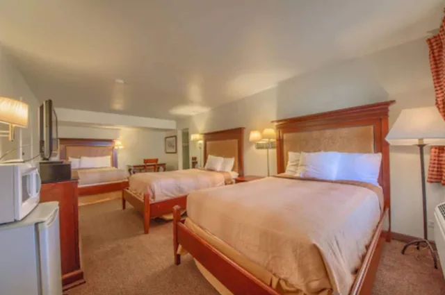 غرفة قياسية بسريرين مزدوجين للمدخنين، Americas Best Value Inn Uvalde 2/3