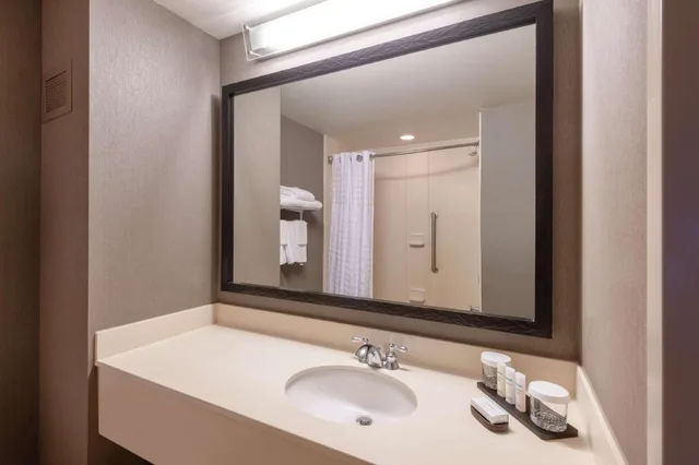 2 Rooms, Suite, King Bed, Sofa, Allergy Friendly، Embassy Suites by Hilton Northwest Arkansas 2/2