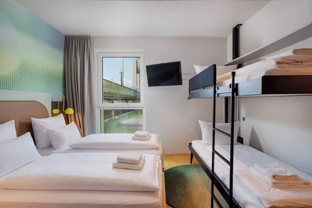 غرفة قياسية رباعية بأسرّة بطابقين، LyvInn Hotel Frankfurt Messe 1/5
