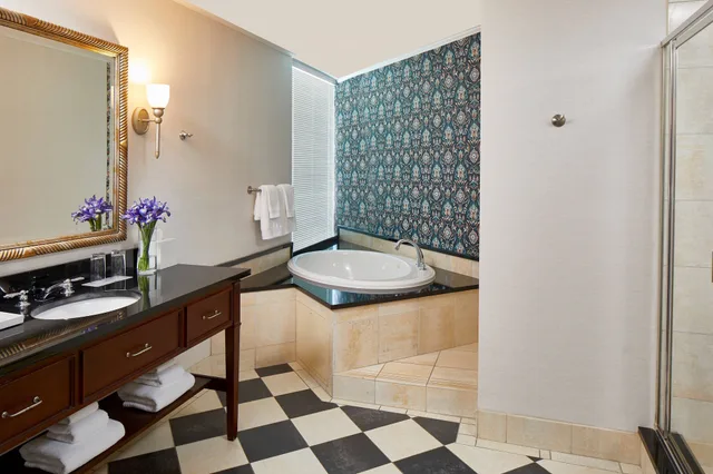 غرفة ركنية بسرير كينج بشرفة، The Battle House Renaissance Mobile Hotel Spa 3/4
