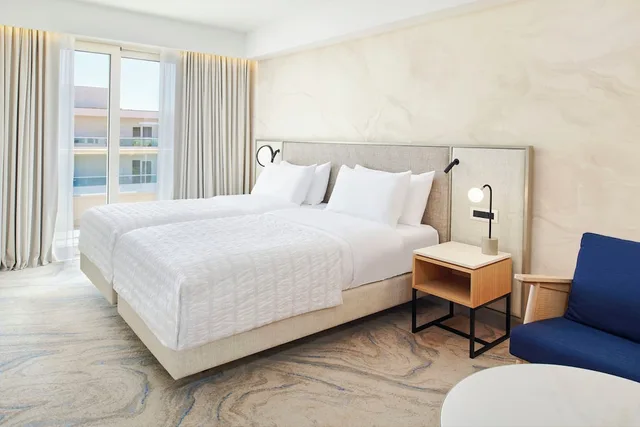 غرفة بسريرين منفصلين بإطلالة على المتنزه بشرفة، Le Meridien Lav 1/5
