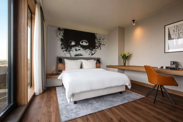 غرفة بريميوم بسرير كوين بشرفة، Radisson Blu Hotel Cologne 1/10