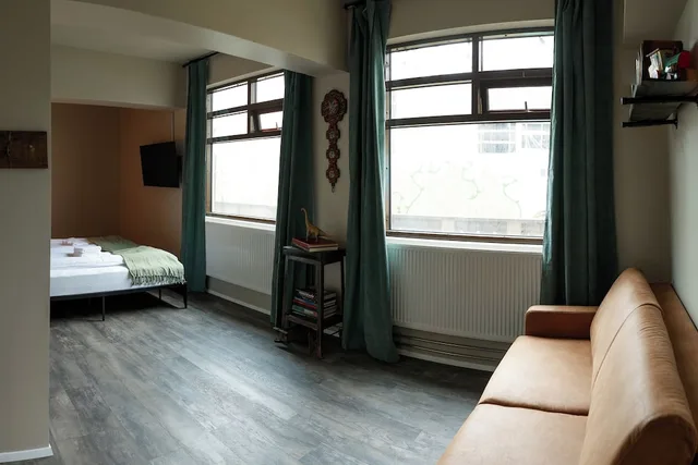 غرفة ديلوكس بسرير كوين بحمام خاص مع أريكة، Kex Hostel Reykjavík 6/10