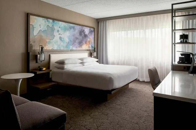 غرفة بسرير كينج لذوي الإعاقة، Melville Marriott Long Island 1/4