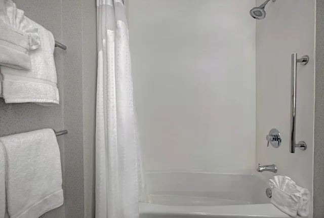 جناح بسرير كينج مع أريكة، Holiday Inn Express & Suites Milwaukee - Brookfield 9/9