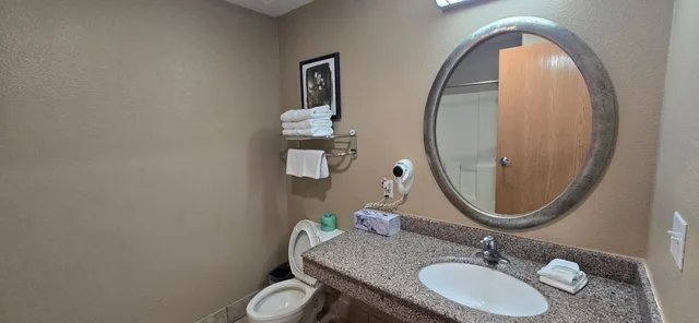 Room, King Bed, Bathtub, Accessible, Super 8 by Wyndham New Braunfels I-35 6/6