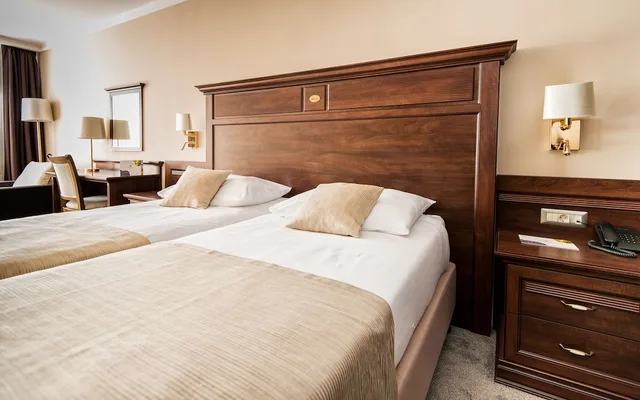 غرفة بسرير مزدوج بإطلالة على البحر، Grand Hotel Neum 1/3