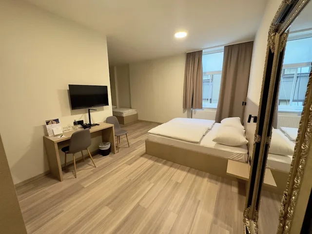 جناح عائلي بسرير كوين وسرير فردي، Hotel Evropa Celje 3/4