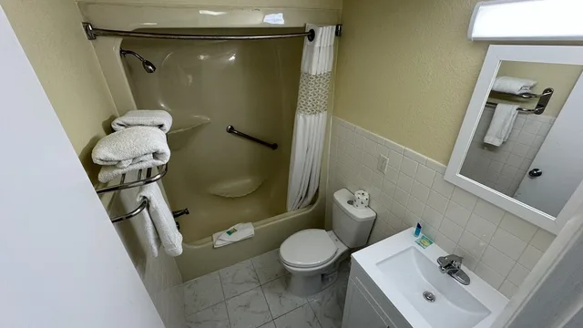 غرفة بسريرين مزدوجين، Americas Best Value Inn New London Mystic 3/3